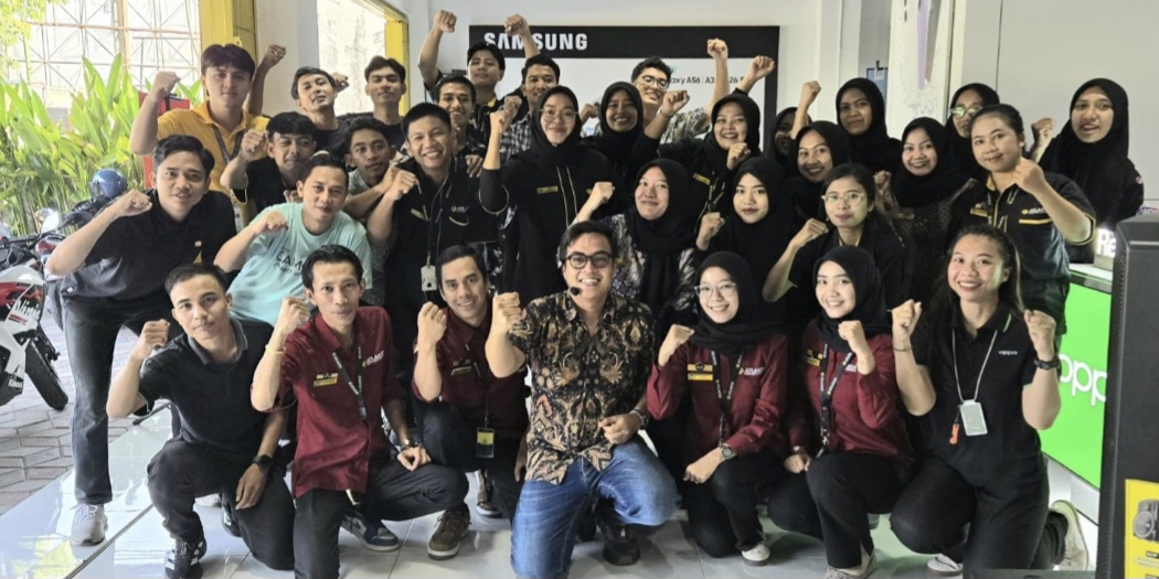 Tommy Sugiarto (tengah) bersama para karyawan Atlantis usai kegiatan briefing pagi di kantor cabang Atlantis Jalan Panjitilar, Kekalik, Kota Mataram.