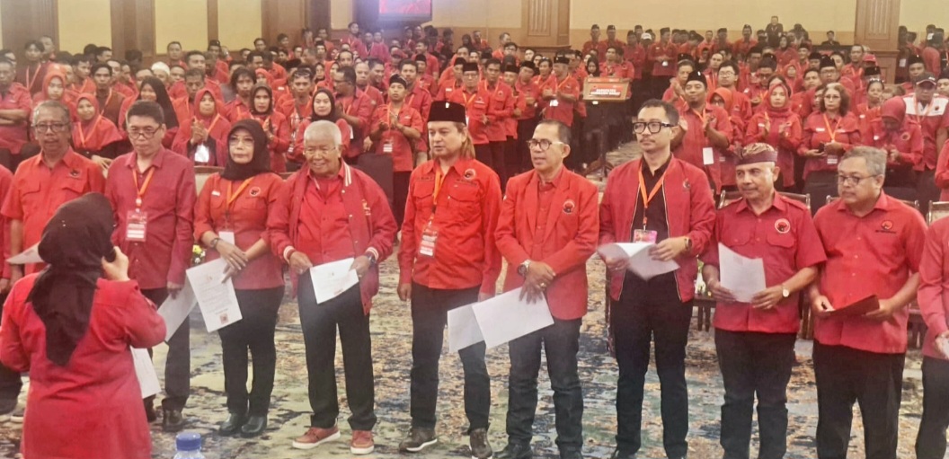 Pengurus DPD PDIP NTB masa bhakti 2025-2030 membacakan ikrar sumpah jabatan saat pelantikan oleh DPP PDIP, Senin (27/10).