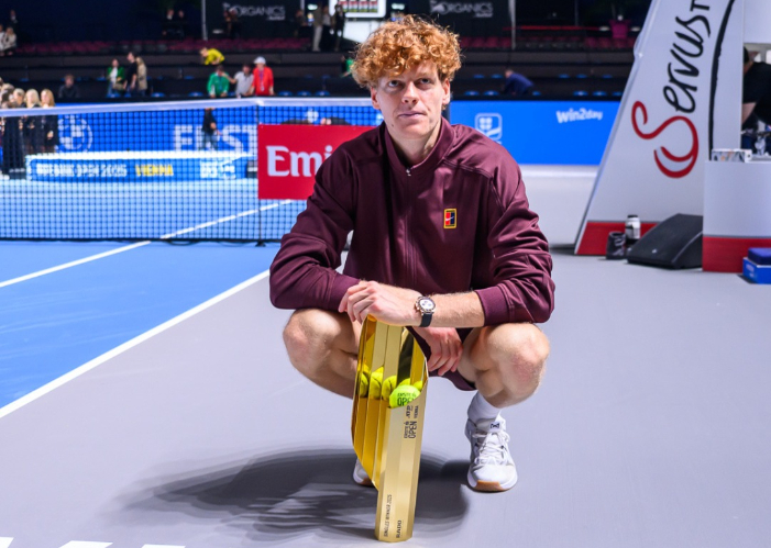 Jannik Sinner bangkit dari kram untuk kalahkan Alexander Zverev di final Erste Bank Open Wina 2025 dan merebut kembali gelar juara.