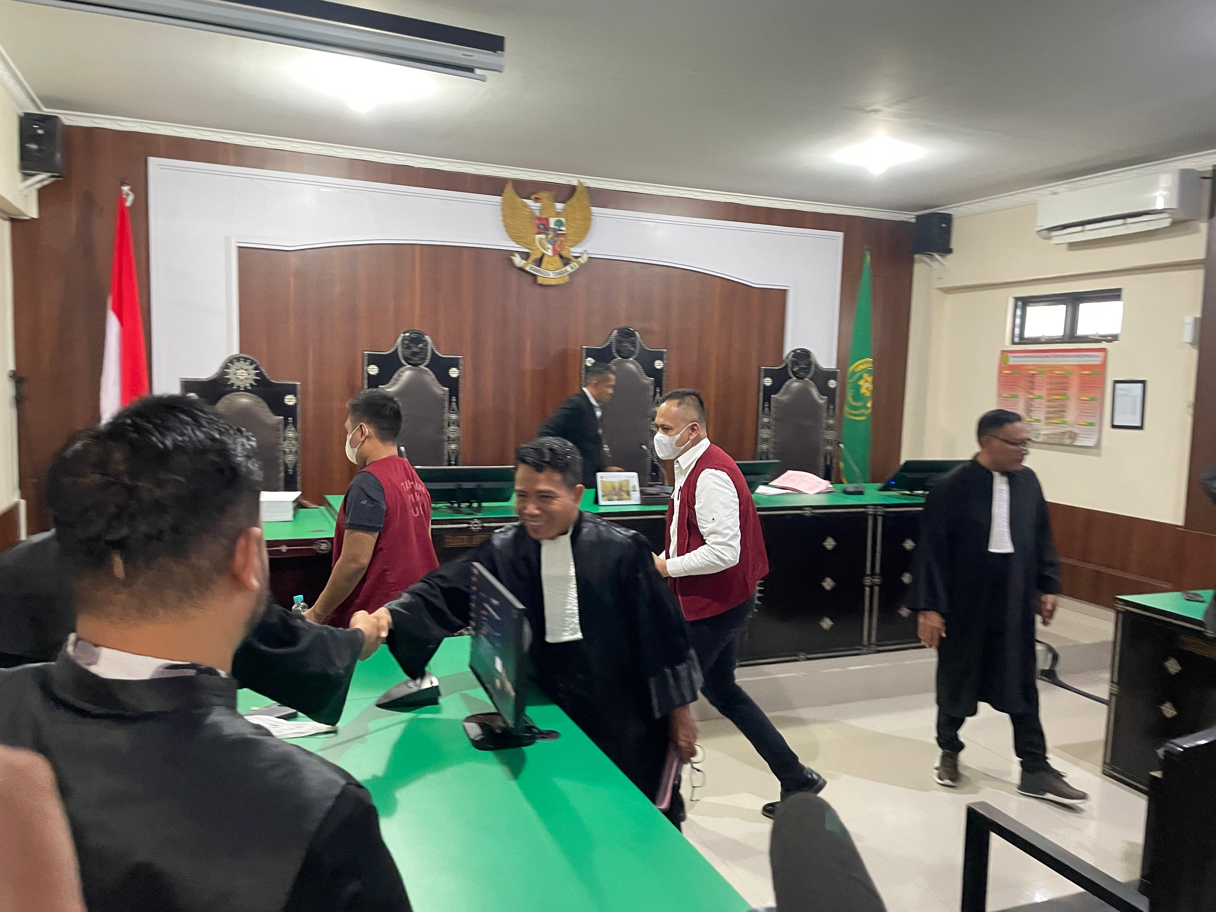 SIDANG PERDANA: Terdakwa kasus pembunuhan Brigadir Nurhadi, Kompol Yogi dan Ipda Haris berjalan ke luar usai pembacaan dakwaan di PN Mataram, Senin (27/10). (Harli/Lombok Post)