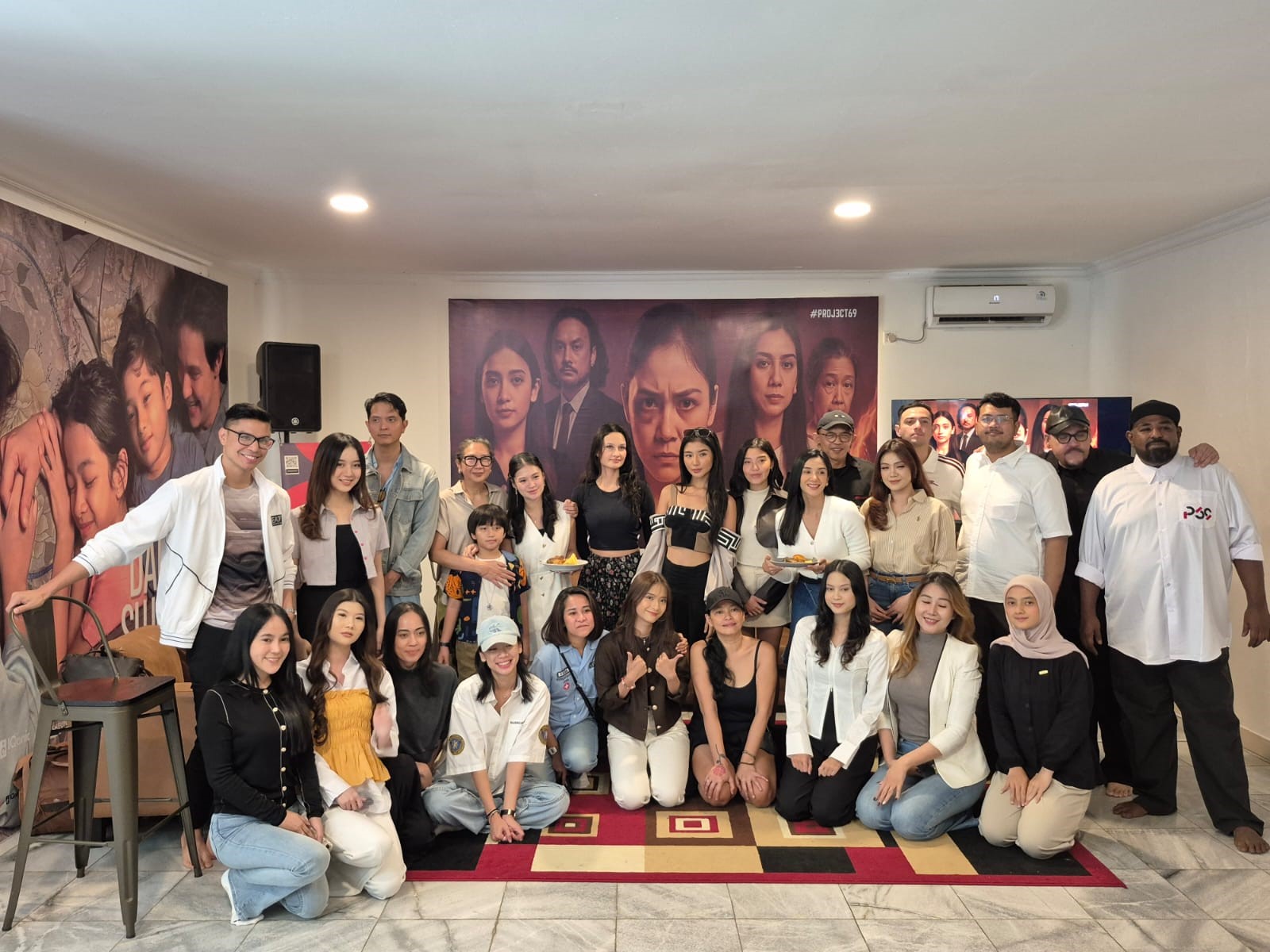 Kru rumah produksi p69 dan pemain film yang terluka, kisah perempuan korban kekerasan.