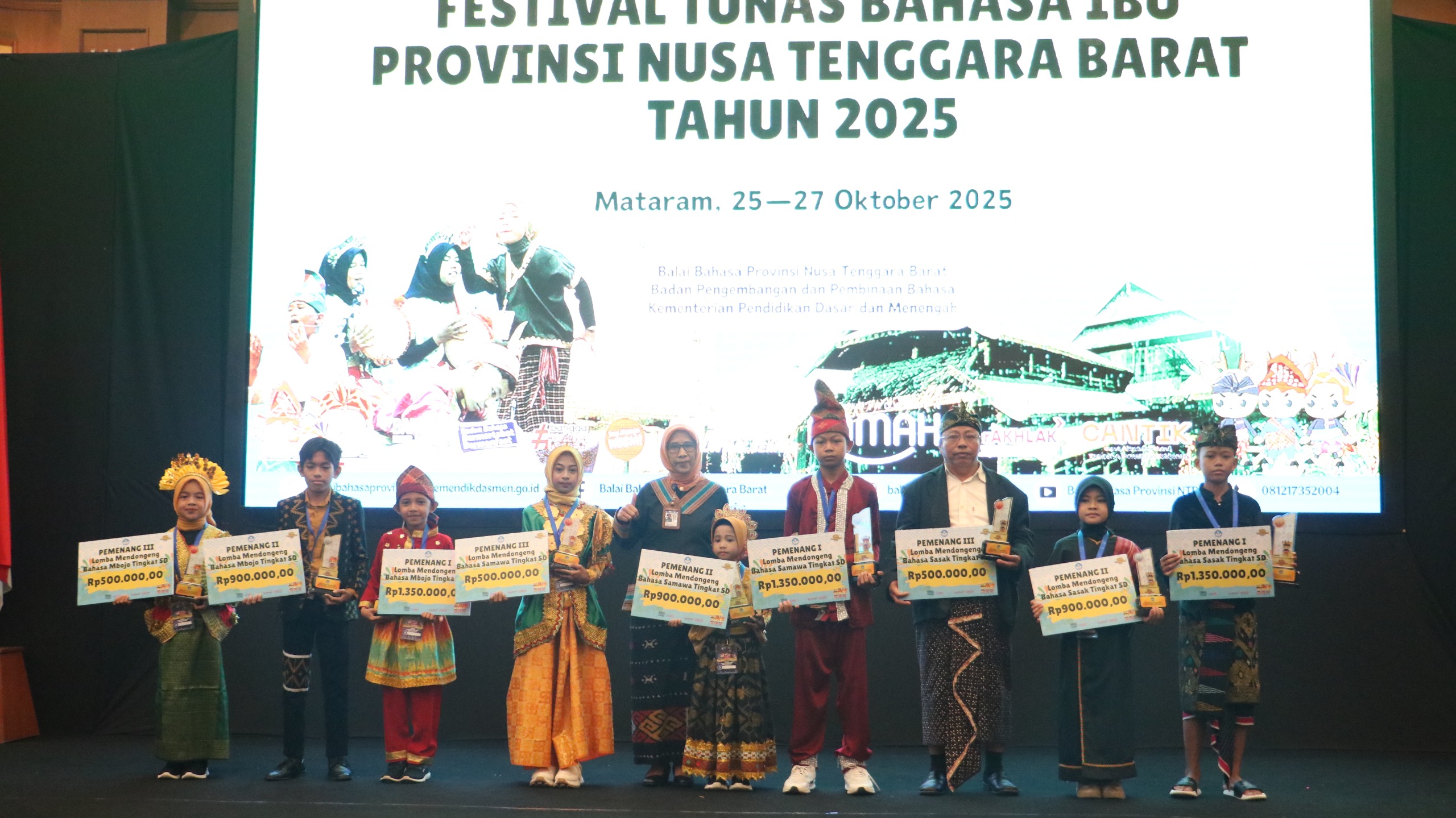 Kepala Balai Bahasa NTB Dwi Pratiwi (tengah) bersama para pemenang di FTBI NTB 2025, digelar di Mataram, Senin (27/10).