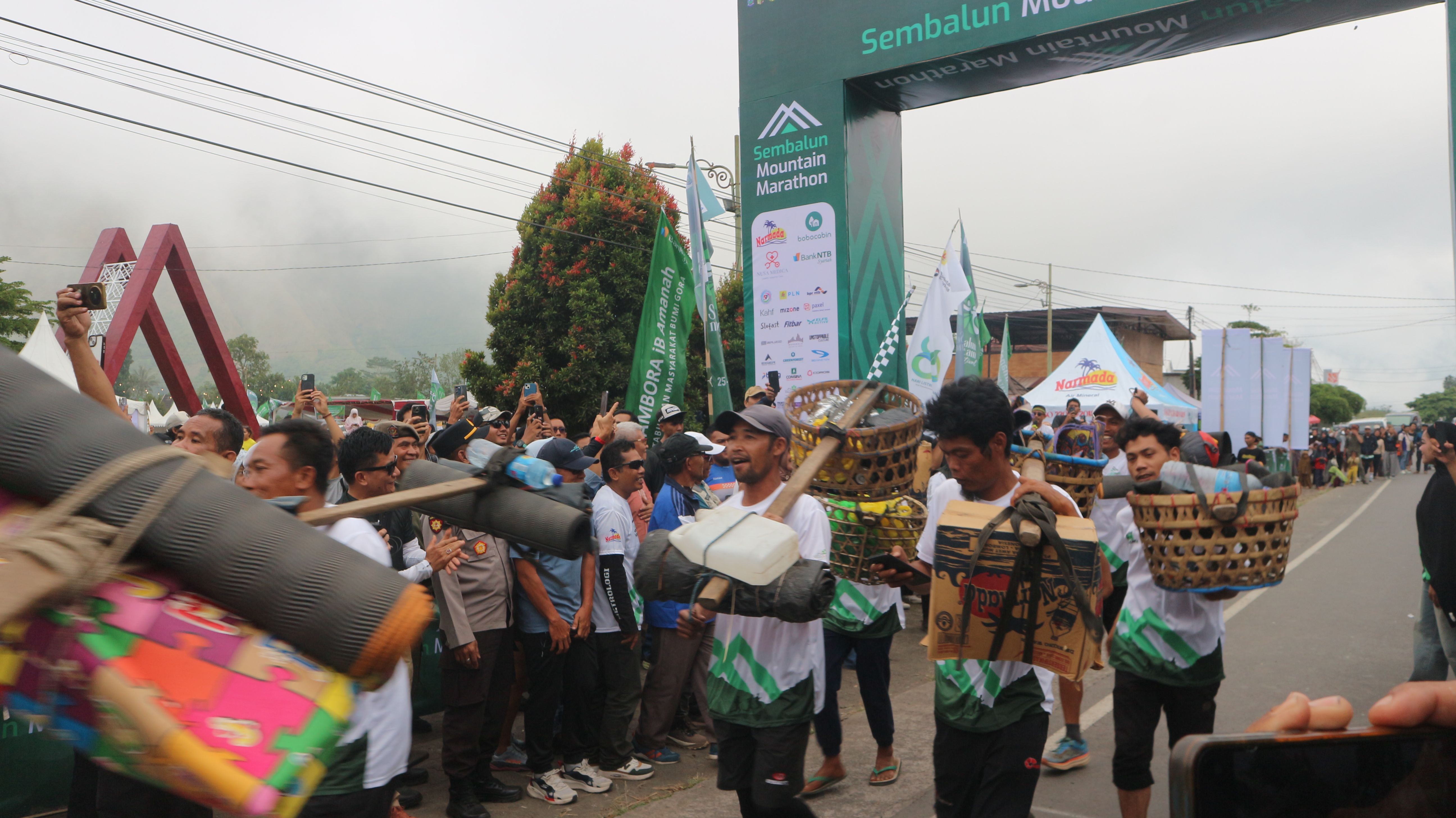 Puluhan porter Gunung Rinjani saat Lomba lari pada event Sembalun Montain Festival