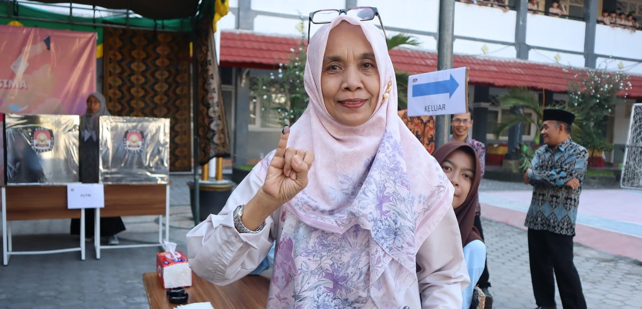 Kepala MTsN 1 Mataram Hj Rusniah menggunakan hak suaranya pada pemilihan ketua dan wakil ketua Orsima di madrasah setempat, belum lama ini. Fateh dan Lishaumi pimpin Orsima MTsN 1 Mataram.