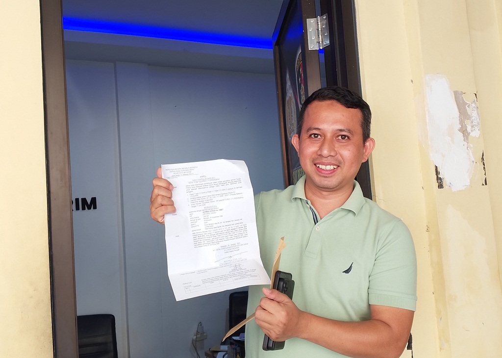 DUGAAN PENGGELAPAN: Kuasa Hukum korban penipuan dan penggelapan, Hamdan Kasim yang juga korban menunjukkan bukti laporannya usai koordinasi dengan penyelidik Harda Satreskrim Polresta Mataram.