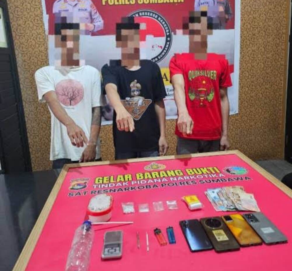 Tiga pengedar sabu diamankan bersama barang bukti di Polres Sumbawa, beberapa hari lalu.