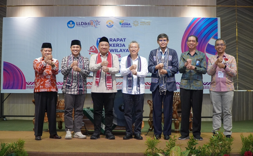 PENGUATAN PENDIDIKAN: Sekretaris Jenderal Kemdiktisaintek Prof. Ir. Togar Mangihut Simatupang, Tech.,Ph.D., IPU (tengah) saat pembukaan Rakerwil di Mataram, kemarin (27/10).