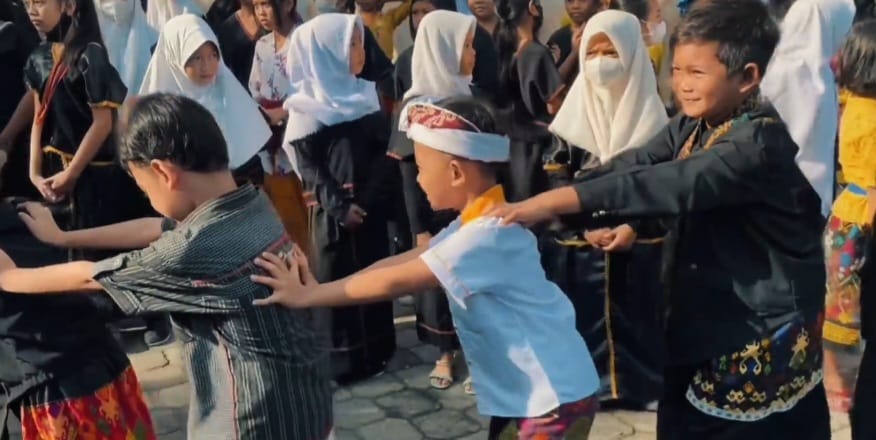 Murid SDN 14 Cakranegara dari berbagai suku dan agama bermain bersama. Sekolah ini wujudkan kebersamaan dalam keberagaman, tumbuhkan toleransi sejak dini.