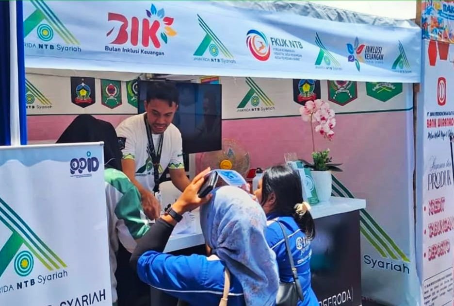 Stan industri jasa keuangan yang ikut dalam kegiatan pameran pasar keuangan rakyat di acara puncak Bulan Inklusi Keuangan, belum lama ini.