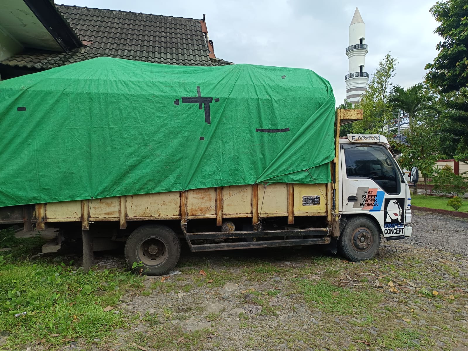 Satu unit truk bermuatan kayu yang diduga berasal dari hasil pembalakan liar di wilayah Sumbawa, disita oleh tim gabungan dari Dinas LHK NTB, Senin (27/10).