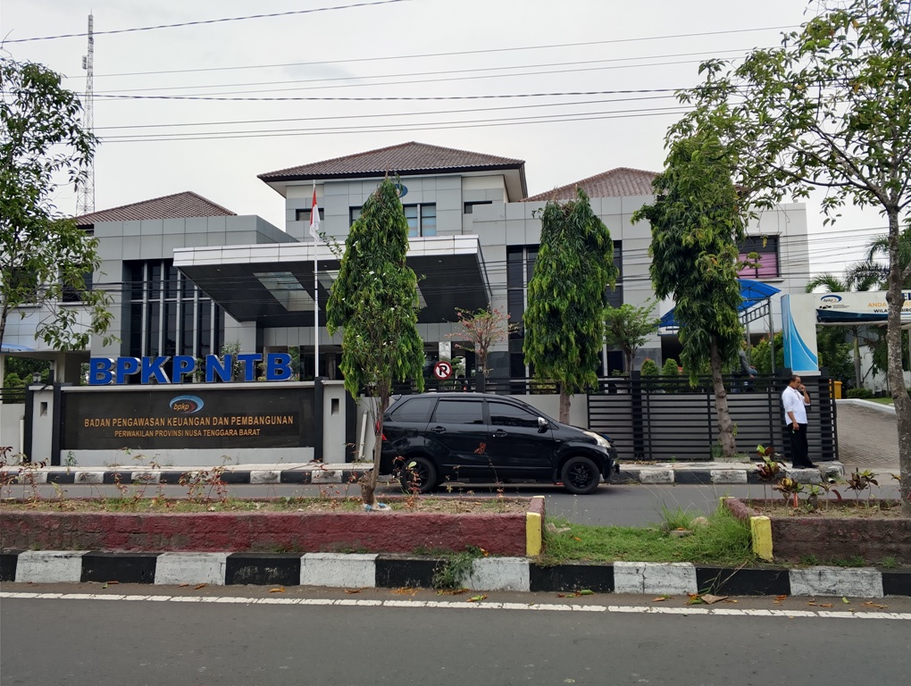 HITUNG KERUGIAN NEGARA: Pegawai BPKP berdiri di depan kantornya menjelang pulang, Senin (27/10).