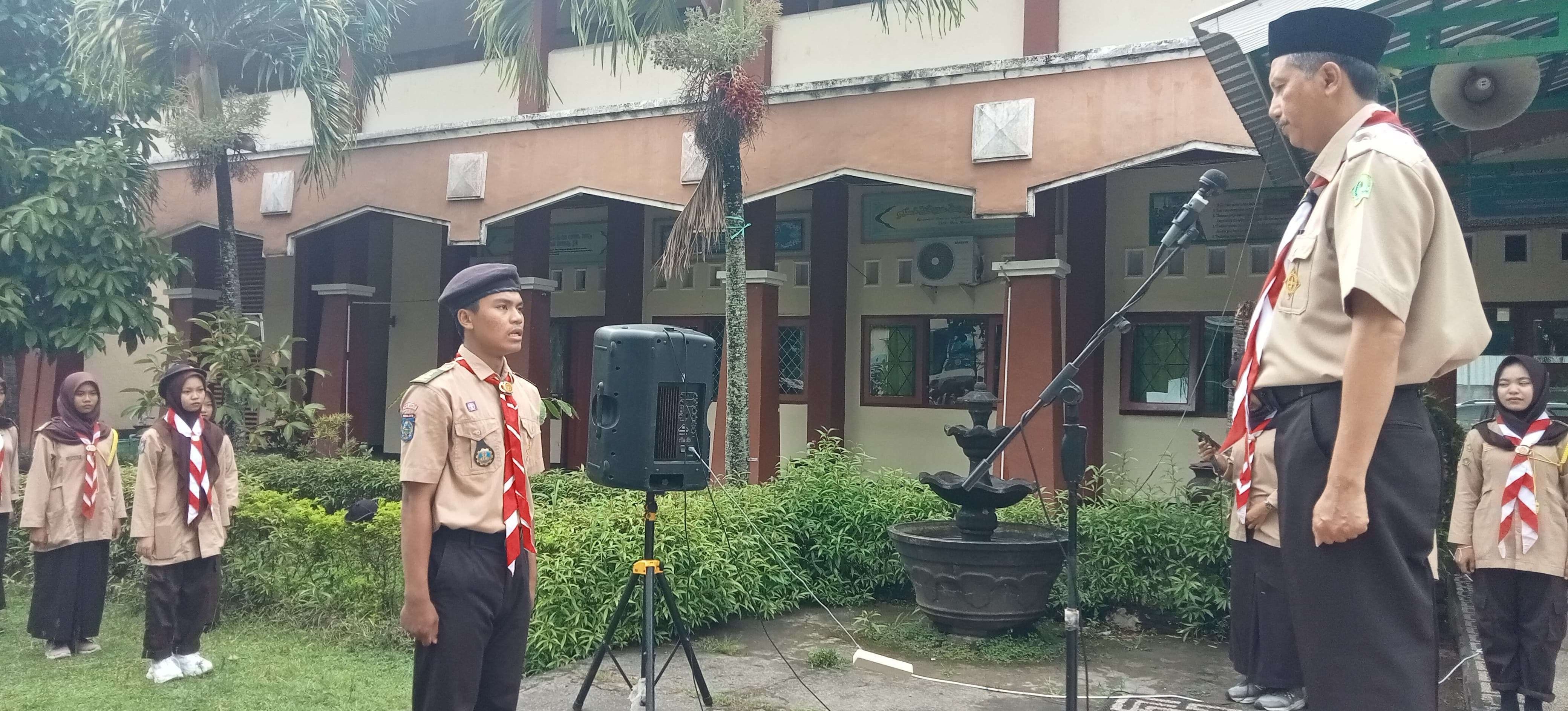 Kepala MAN Lobar H Abdul Azis Faradi (kanan) melantik anggota baru Gugus Depan 01019/01020 Ambalan Jayangrane Munigarim , Sabtu (25/10). MAN Lobar tempa karakter siswa lewat pramuka.