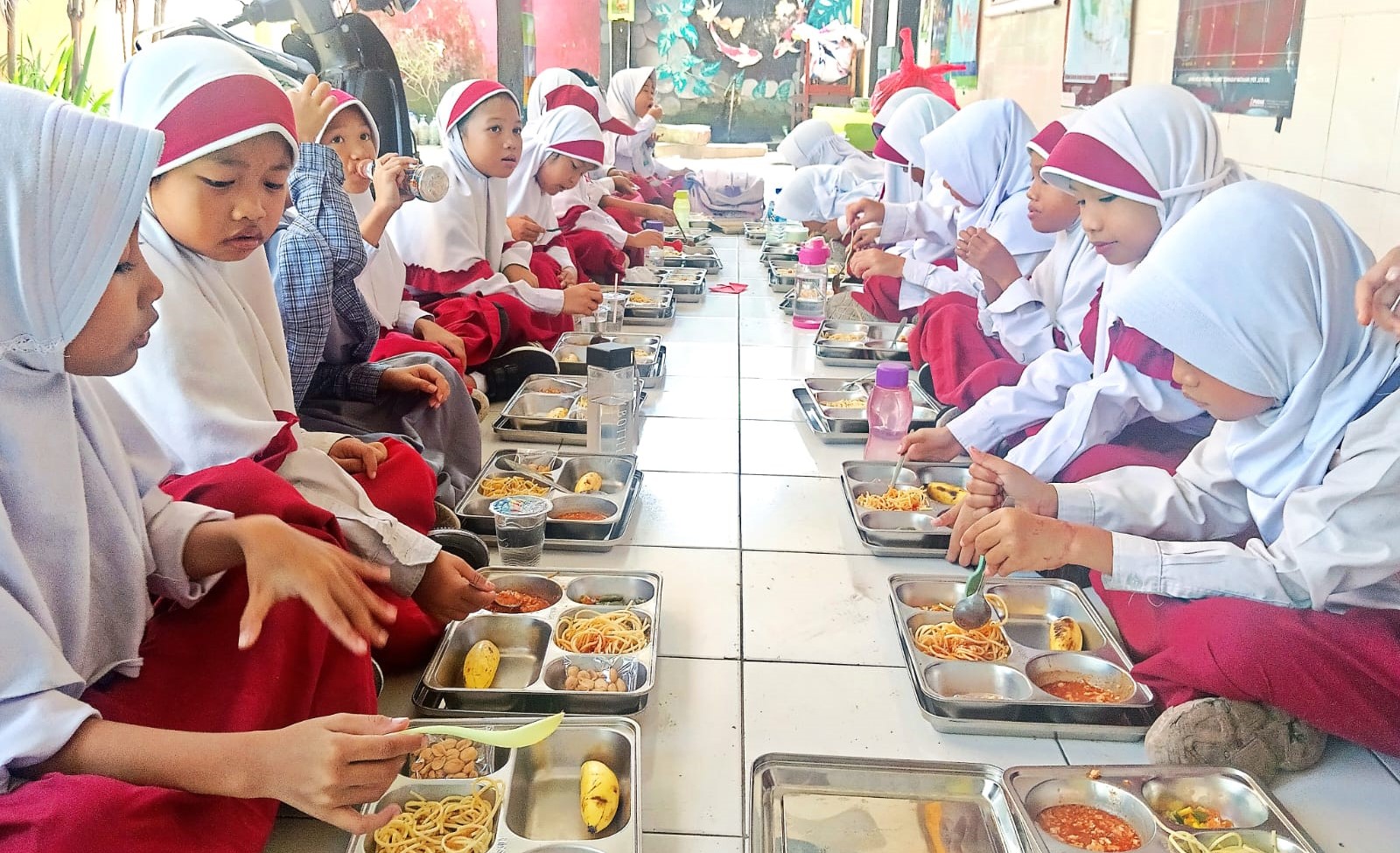 Para murid SDN 33 Mataram menyantap makanan program MBG di sekolah setempat, kemarin (28/10).