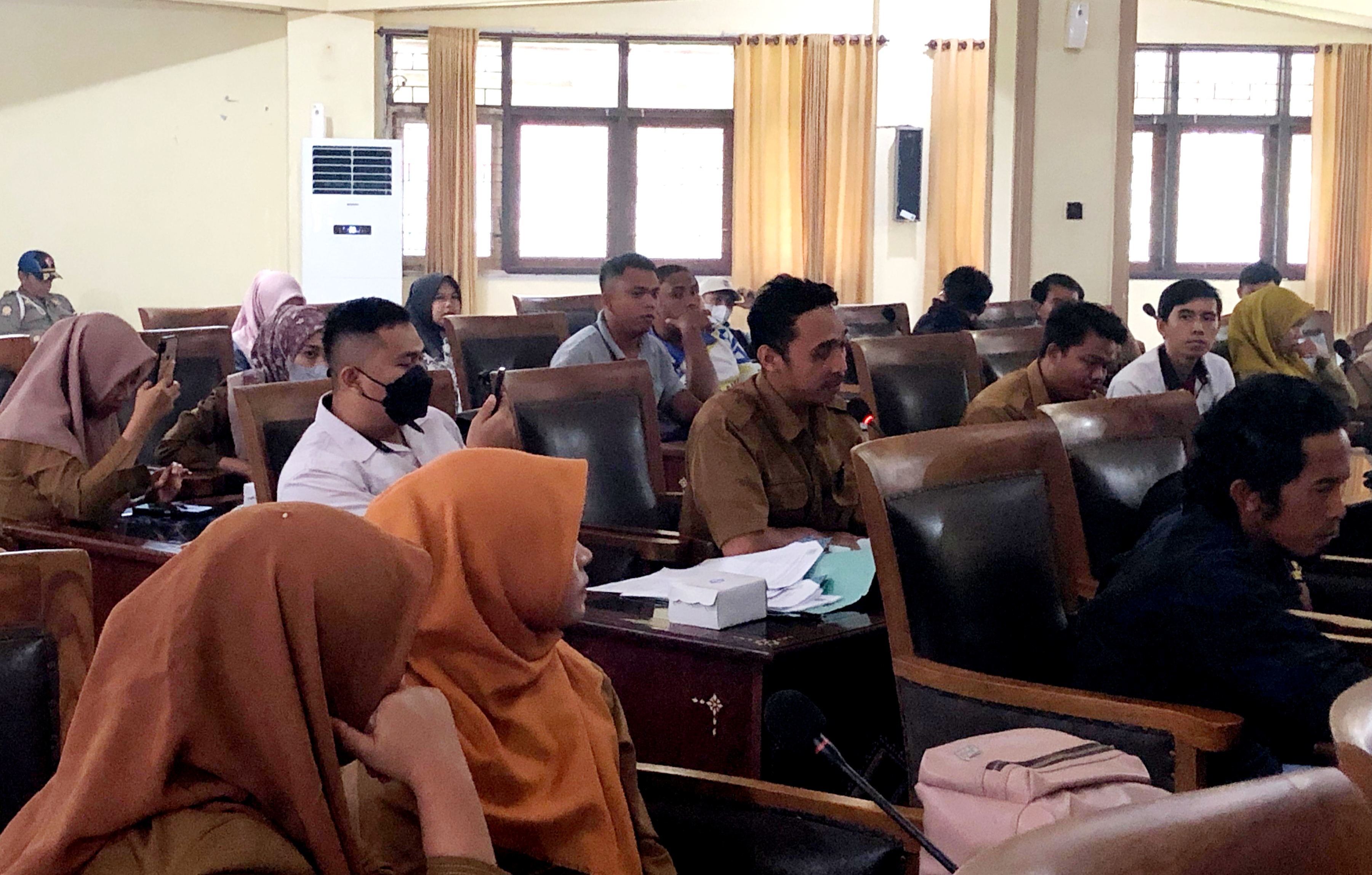 MENGADU: Sejumlah tenaga honorer menyampaikan aspirasinya ke dewan Senin (27/10) terkait kekhawatiran bakal dirumahkan oleh Pemkab Lobar per 31 Oktober.