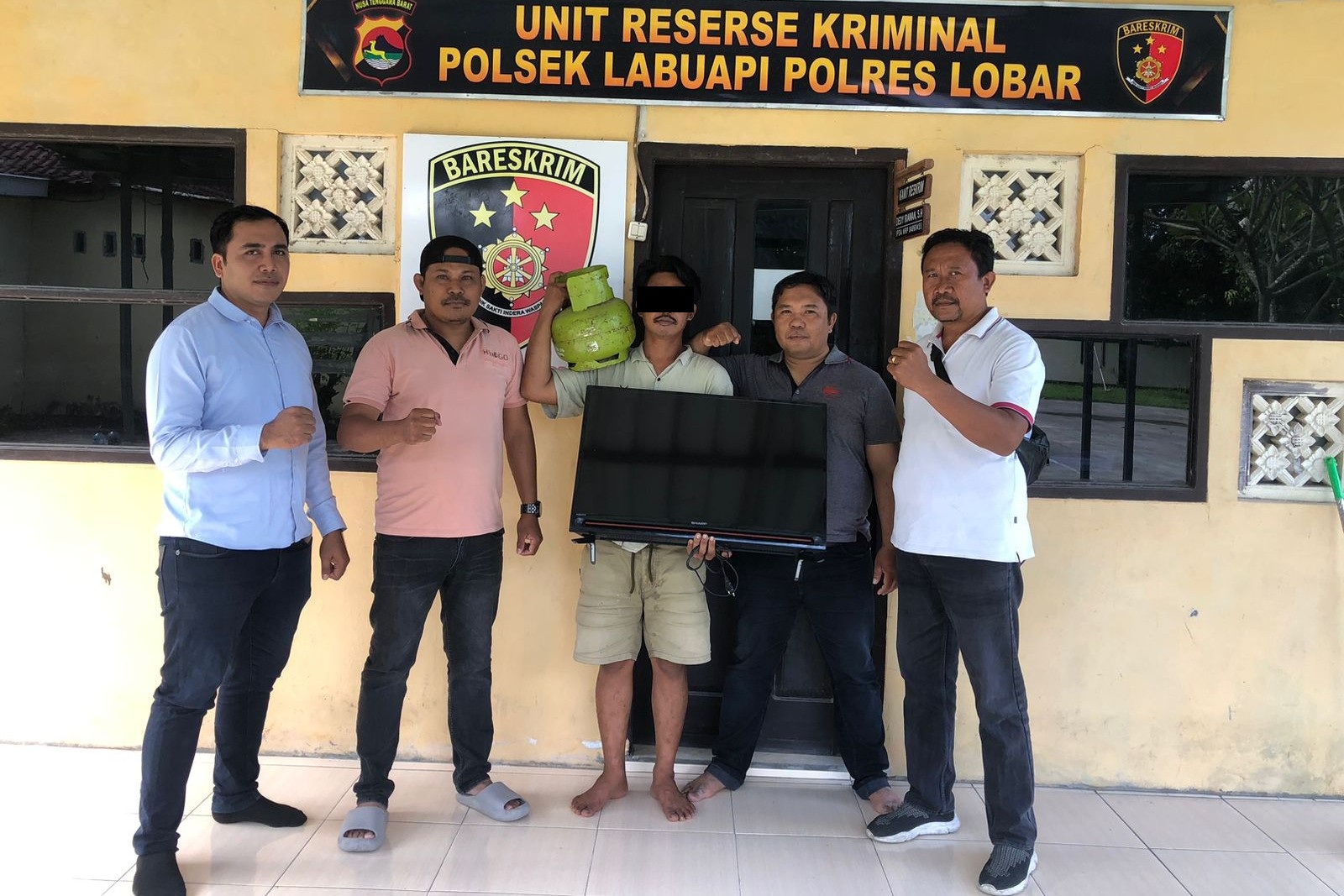 DIBEKUK: Pencuri TV dan tabung gas elpiji di Perumahan Griya Taman Sari Terong Tawah diamankan aparat Polsek Labuapi.