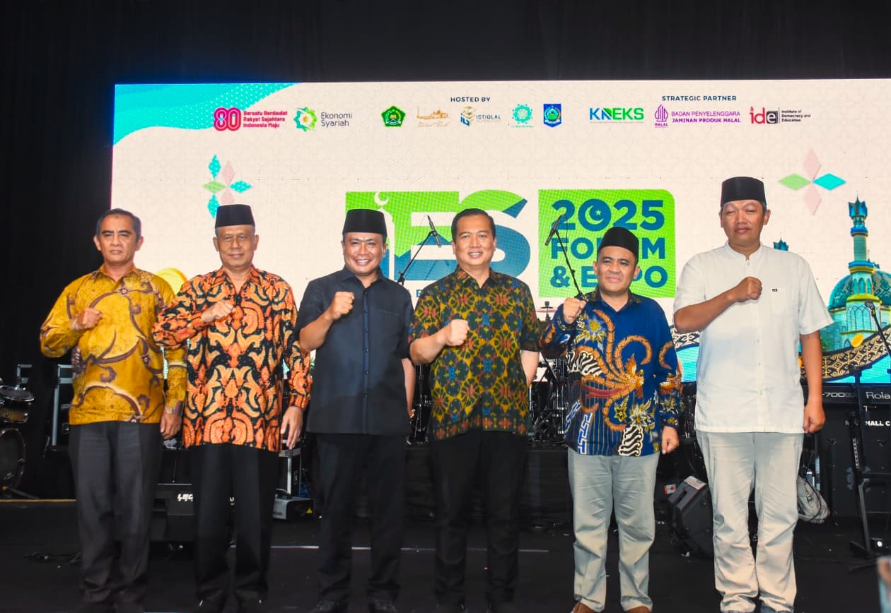 Gubernur NTB Lalu Muhamad Iqbal (tiga kanan) saat penutupan event Indonesia Ekonomi Syariah (IES) Forum dan Expo 2025 di Islamic Center NTB, Minggu malam (26/10).