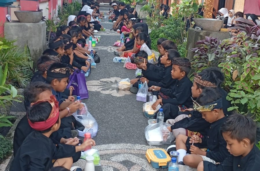 Para murid SDN 14 Cakranegara sarapan bersama di sekolah setempat.Tumbuhkan kebersamaan dalam keberagaman sejak dini.