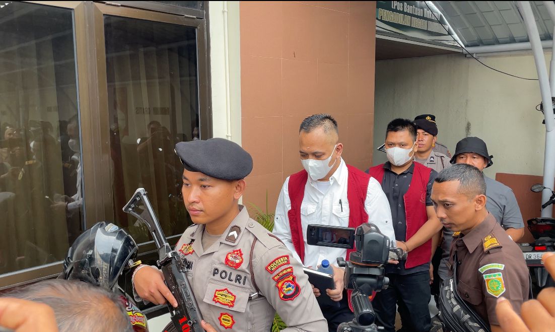 SIDANG PERDANA: Terdakwa kasus pembunuhan Brigadir Nurhadi, Kompol I Made Yogi Purusa Utama dan Ipda I Gde Aris Chandra dikawal polisi menuju mobil tahanan usai pembacaan dakwaan di PN Mataram.