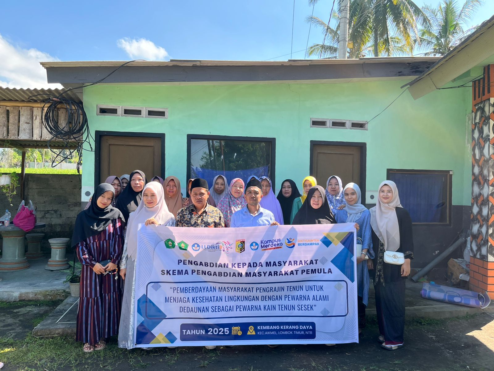 Tim PKM STTL Mataram berfoto bersama masyarakat yang mengikuti edukasi dan sosialisasi Pemberdayaan Masyarakat Pengrajin Tenun, di Desa Kembang Kerang Daya, Lotim awal Agustus lalu.