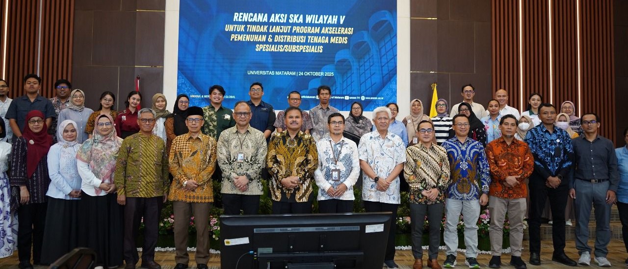 Dirjen Pendidikan Tinggi Prof. Dr. Khairul Munadi (enam dari kiri) forto bersama rektor dan civitas akademika Unram di ruang sidang senat rektorat Unram, Kamis lalu (24/10). Unram jadi tuan rumah SKA
