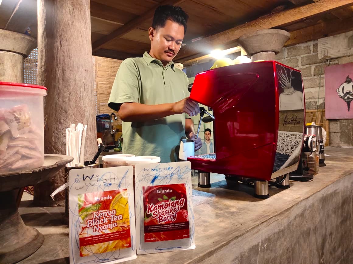 Anggota HIPMI Lotara sekaligus owner Kolanta Coffee, Raden Prawangsa Jaya Ningrat yang tengah melayani pesanan kopi konsumen di kafe miliknya, di Tanjung, Lotara, pekan lalu.
