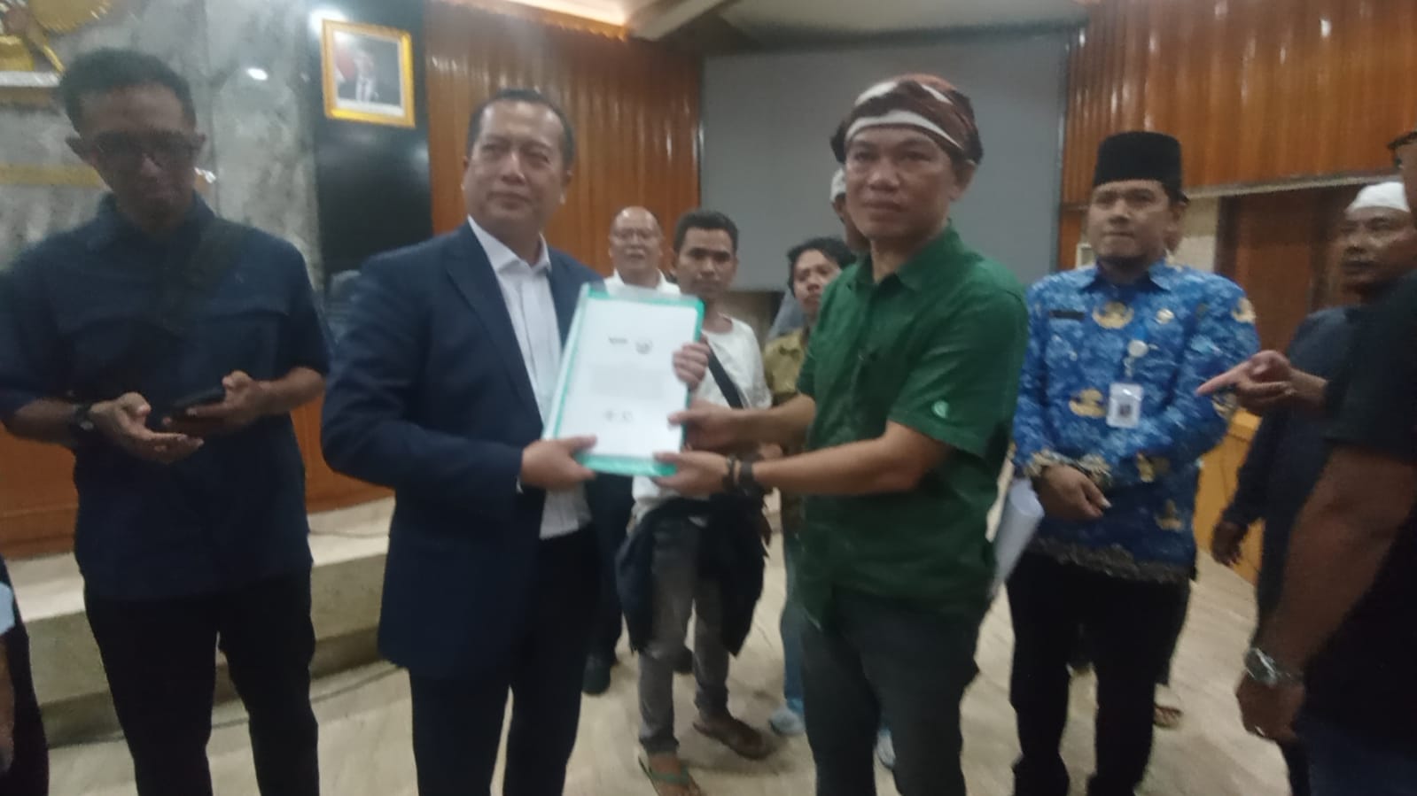 Gubernur NTB L Muhammad Iqbal saat menerima masyarakat yang melakukan audiensi di kantor Gubernur NTB, Selasa (28/10).