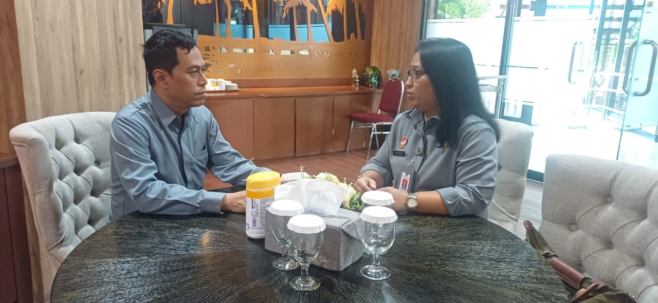 Kepala Kanwil Kemenkum NTB I Gusti Putu Milawati berbincang dengan Kepala Pusat Pembudayaan Hukum dan Bantuan Hukum, Constantinus Kristomo, Senin (27/10).