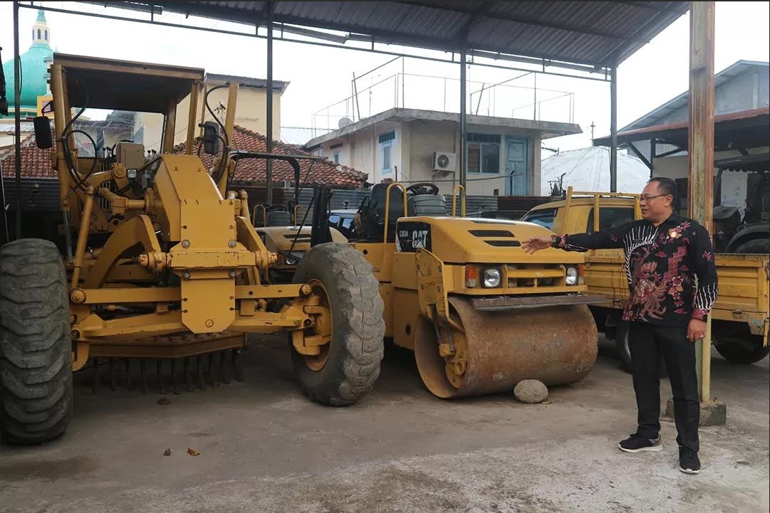 BARANG BUKTI: Seorang pegawai menunjukkan alat berat yang pernah disewakan sudah kembali dan disimpan di kantor&nbsp; Balai Jalan Wilayah Pulau Lombok, beberapa waktu lalu.&nbsp;