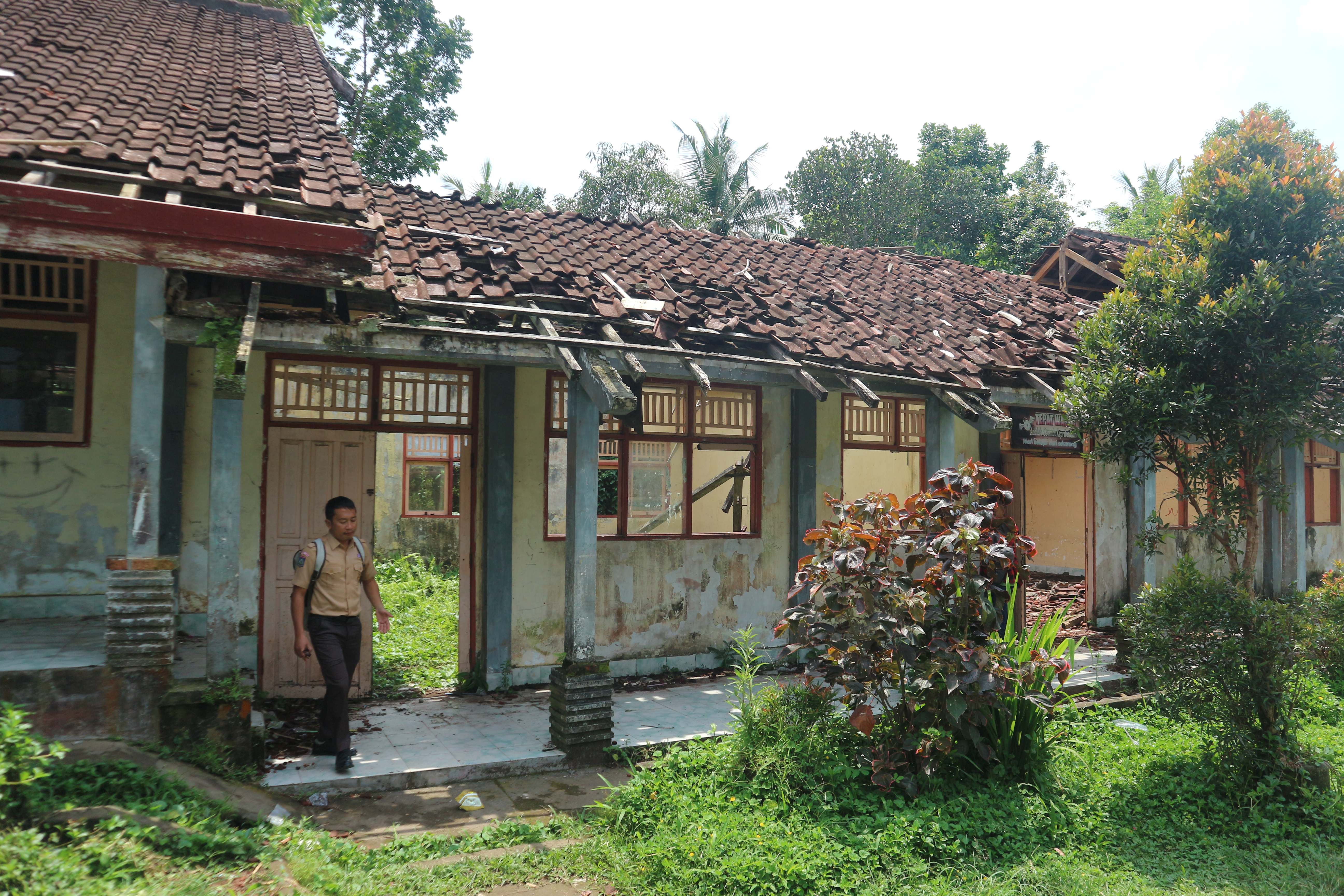 Kepala SMPN Satap Montong Gading saat melintas di bangunan SMP yang ambruk.
