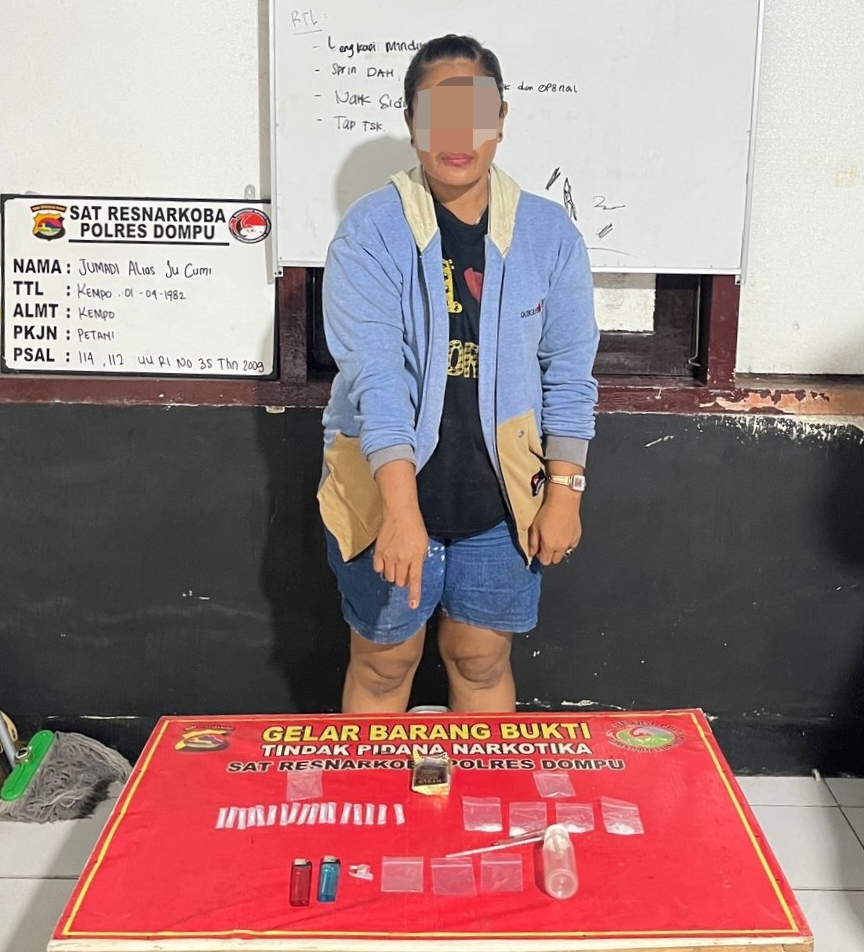 Pengedar sabu R diamankan bersama barang bukti di Polres Dompu, Senin (27/10).