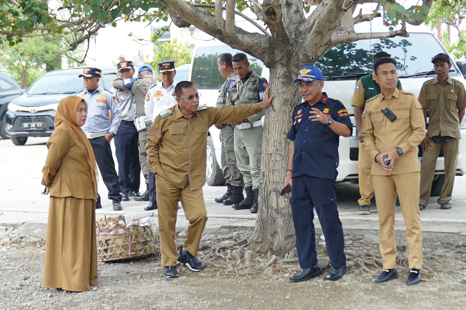Wali Kota Bima HA Rahman H Abidin meninjau kawasan Taman Amahami, Kelurahan Dara, Senin (27/10).