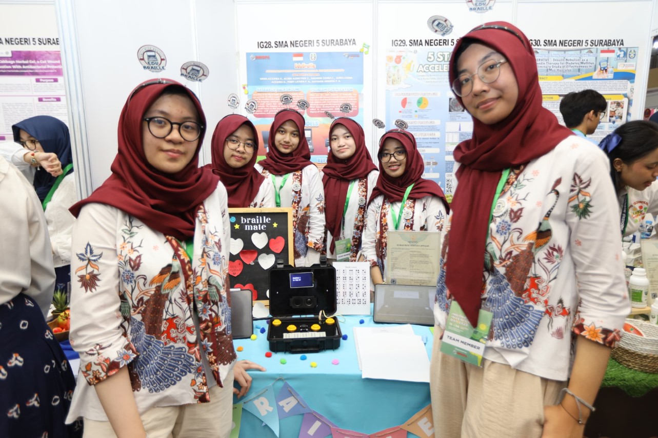 BANTU TUNANETRA: Dari kiri, Aluna Audreynia Zara, Vania Azzahra Hanafi, Aurellizema Az Zahra Ghaeizaniz, Andhieni Zahra Calista, Febry Lathifa Putri Nasrulloh, dan Rayhana Anindya Putri Hidayat bantu.