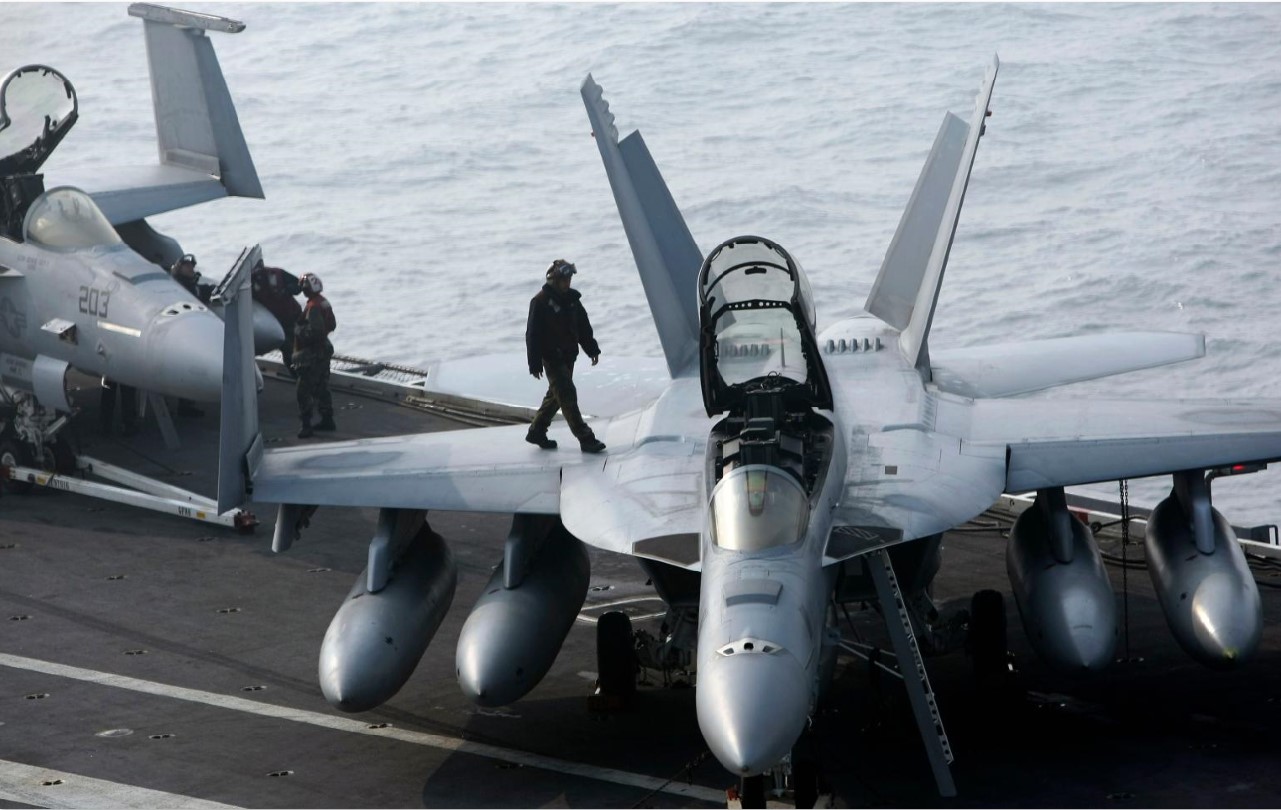 SELANG SETENGAH JAM: Jet tempur F/A-18F Super Hornet (kiri) dan helikopter MH-60R Seahawk jatuh di Laut Cina Selatan pada Minggu (26/10) sore waktu setempat.