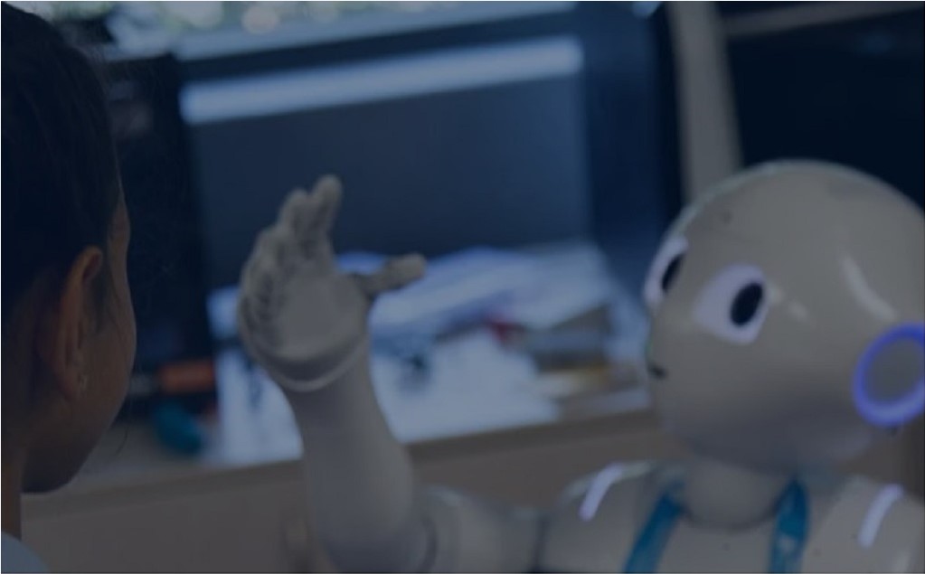 MAHAL: Siswa-siswi Gems School for Research and Innovation&nbsp;di Dubai bercengkerama dengan robot humanoid.