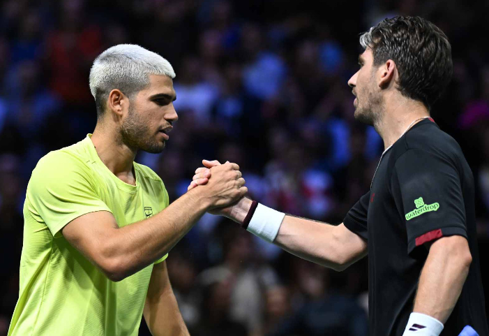 Cameron Norrie kalahkan Carlos Alcaraz di Paris Masters 2025, hentikan 17 kemenangan beruntun petenis Spanyol di ajang ATP Masters 1000.
