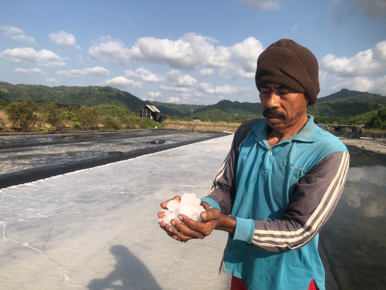 PETANI GARAM: Mahyudin, salah satu petani garam di Desa Cendi Manik, Kecamatan Sekotong Lombok Barat menunjukkan garam berkualitas premium hasil para petani.