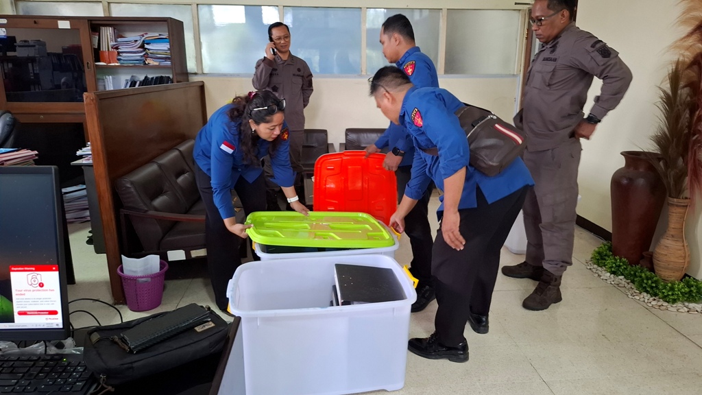 PENYITAAN: Jaksa menyita sejumlah dokumen usai menggeledah kantor PT GNE, beberapa waktu lalu.