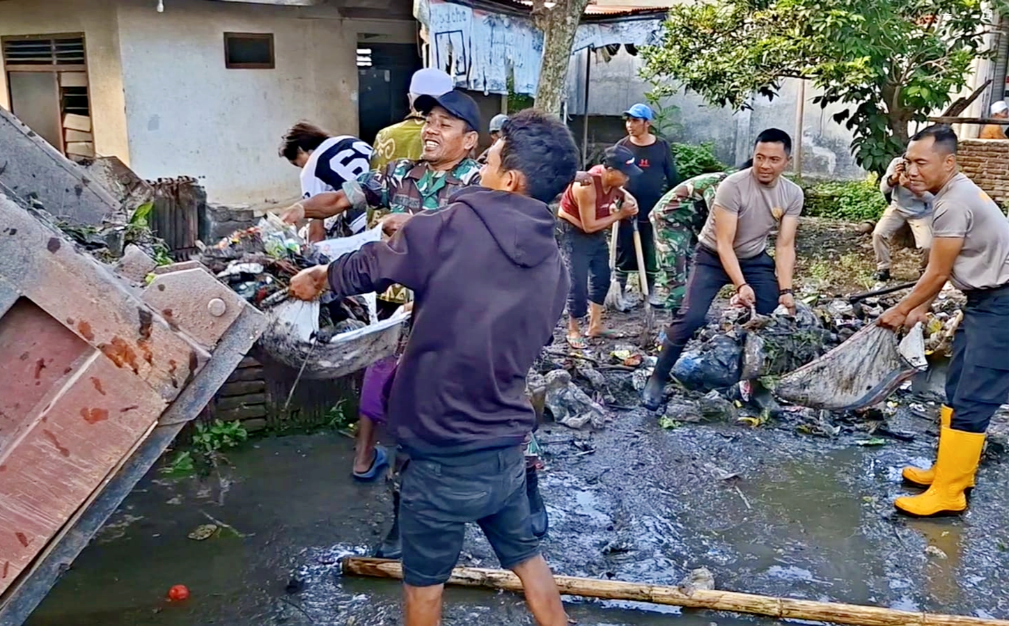 Puluhan warga Dusun Sempoja, Desa Menemeng, bersama anggota TNI berjibaku membersihkan saluran air yang berlumpur menjelang musim hujan tiba, belum lama ini.