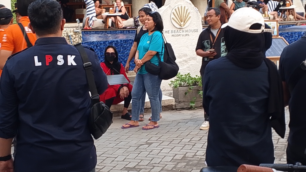 BELUM DISIDANG: Tersangka Misri Puspita Sari duduk di depan hotel usai menjalani rekonstruksi pembunuhan Brigadir Nurhadi di Gili Trawangan, beberapa waktu lalu.&nbsp;