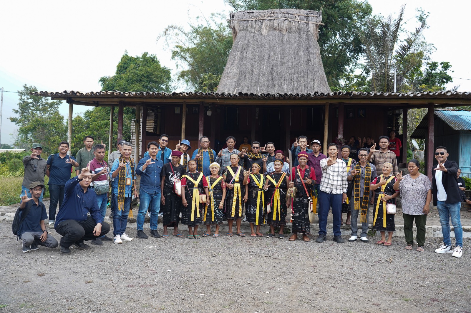 Warga Desa Nua Wogo, Kecamatan Golewa, Kabupaten Ngada, menyambut hangat kunjungan PT PLN (Persero) UIP Nusra.