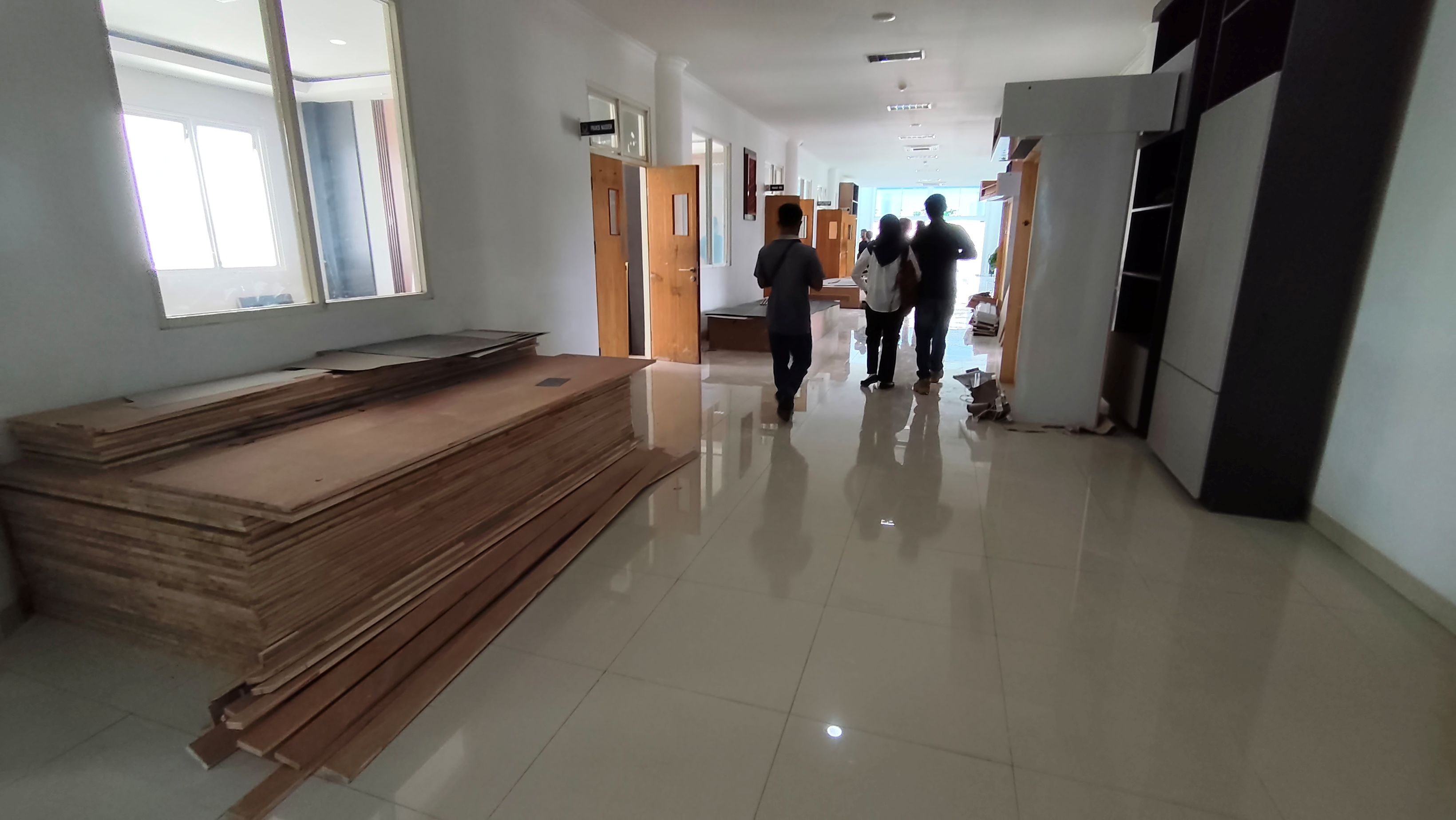 Suasana renovasi ruangan alat kelengkapan dewan di DPRD Lombok Tengah, Selasa (28/10).