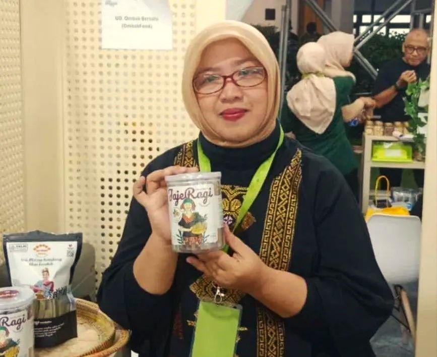 Owner UMKM Ombak Food Yosi Eka Kurniawati menunjukkan produknya dalam sebuah kegiatan bazar, beberapa waktu lalu.