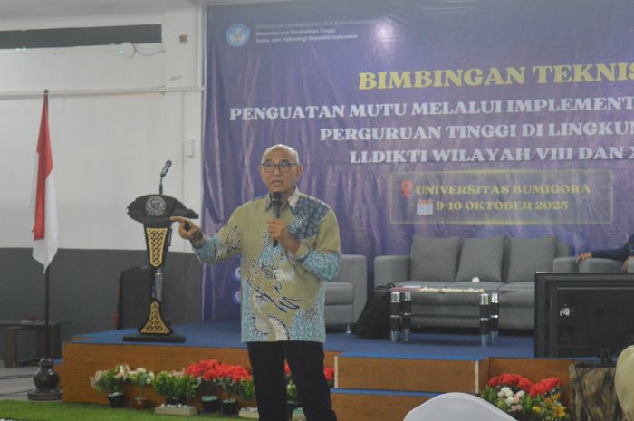 Prof. Dr.drh. Nyoman Sadra Dharmawan, MS saat menjadi pemateri Bimtek.