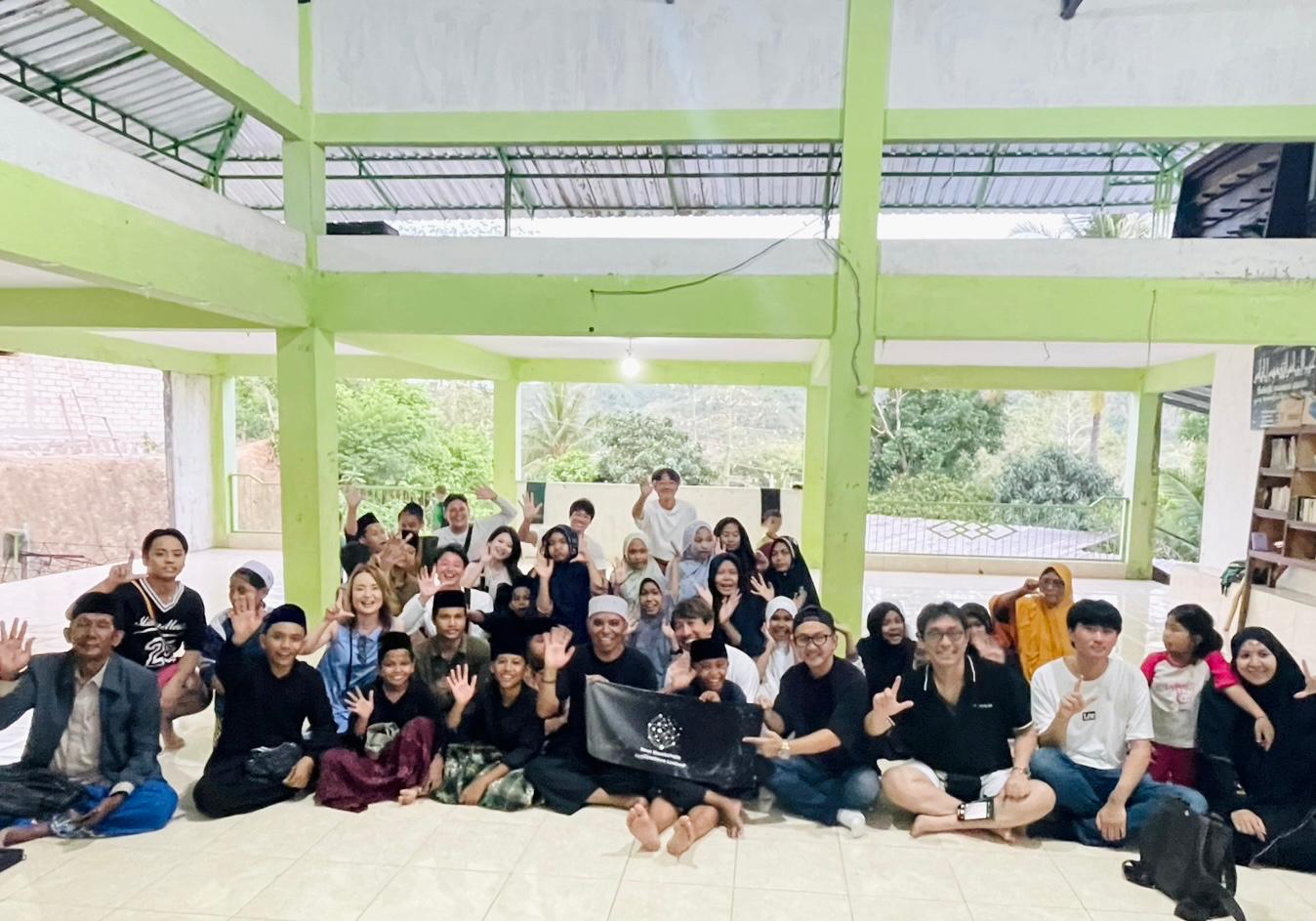 Ratusan santri dan santriwati berfoto bersama Presiden NBA Takigami saat berkunjung ke Ponpes Nurul Ijtihad Al-Ma