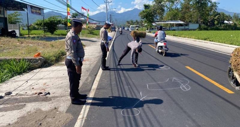 KASUS MENINGKAT: Polisi olah TKP kecelakaan yang terjadi di Jalan Raya Desa Jenggala, Kecamatan Tanjung, beberapa waktu lalu