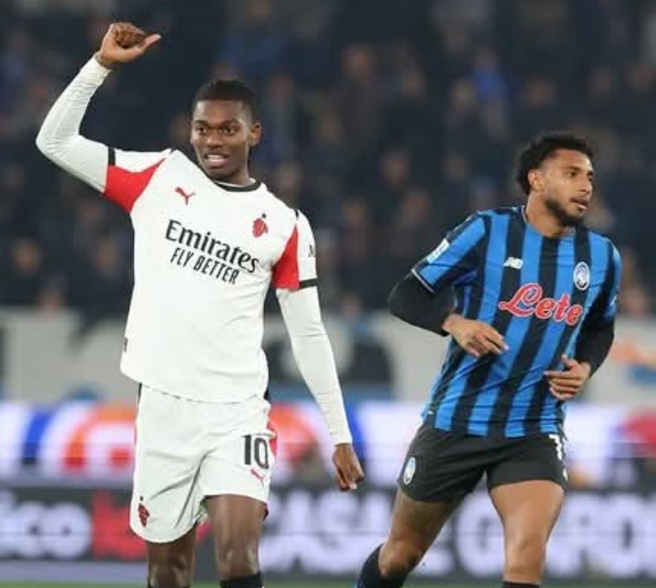 Pemain AC Milan Rafael Leao (kiri) terpaksa ditarik keluar saat laga kontra Atalanta, karena persoalan cedera.