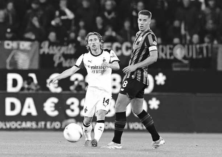 Luka Modric, pemain AC Milan (kiri) saat laga kontra Atalanta.