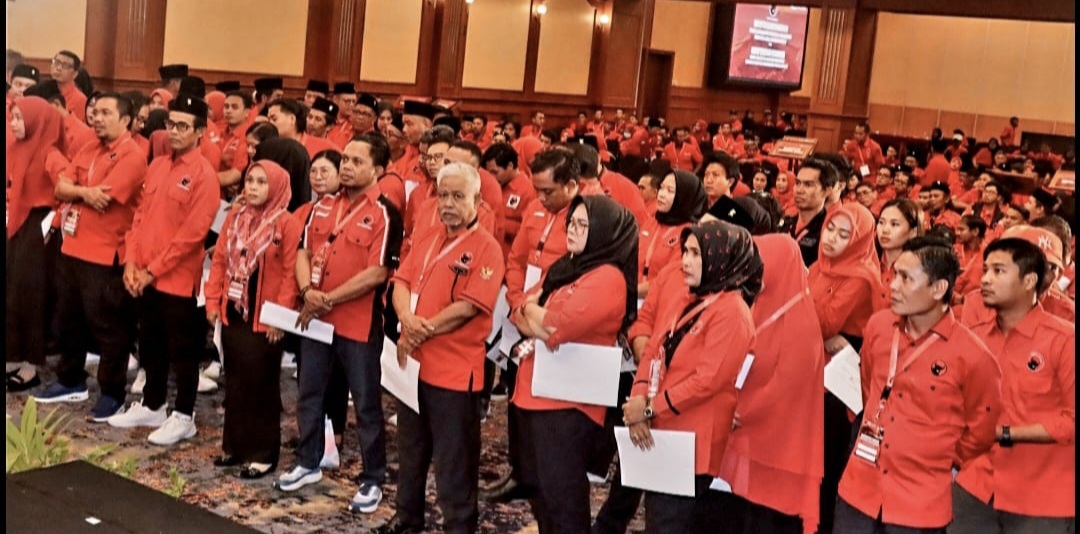 Pengurus DPC PDIP dari 10 kabupaten/kota se-NTB menggelar pelantikan serentak, Senin (27/10). Setiap DPC terdiri dari 30 persen perempuan.