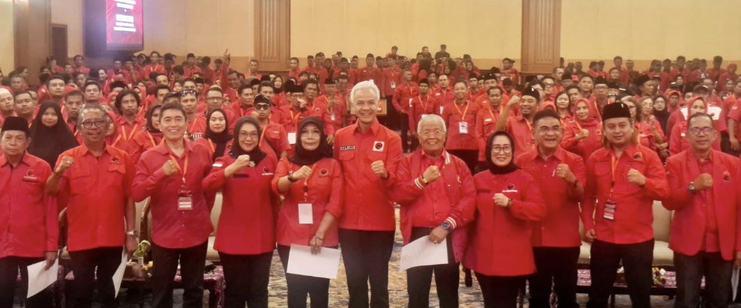 Ketua DPP PDIP Ganjar Pranowo berfoto bersama jajaran pengurus DPD PDIP NTB dan para kader usai pelantikan di ballroom Hotel Lombok Raya Mataram, Senin (27/10).