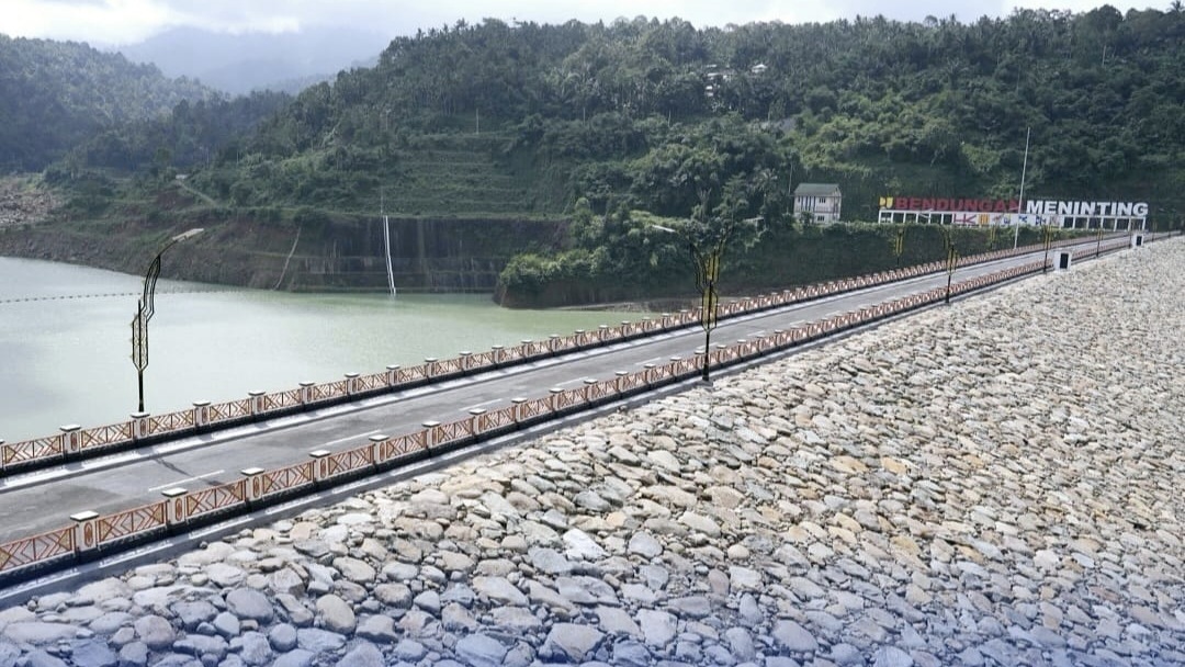 Bendungan Meninting terlihat indah sehingga menjadi magnet wisatawan. Area ini bisa memberi manfaat ekonomi dan pariwisata ke warga.